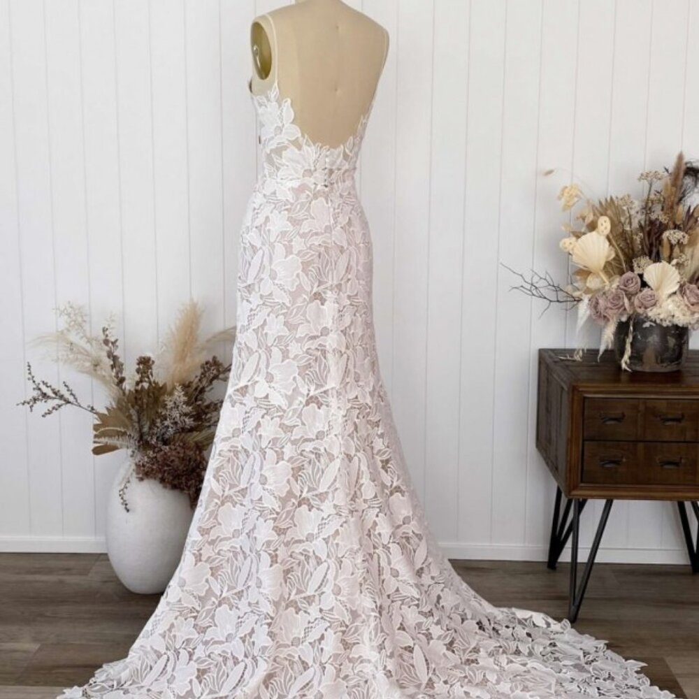 BRAND NEW, NEVER ALTERED Madi Lane "Carlyle" wedding dress